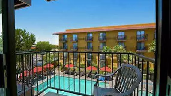 Oxford Inn & Suites Lancaster | Kaliforniya - Los Angeles County - Lancaster (ve civarı)