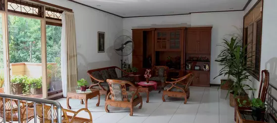 Pondok Asri Family Guest House | Doğu Cava - Surabaya - Gubeng