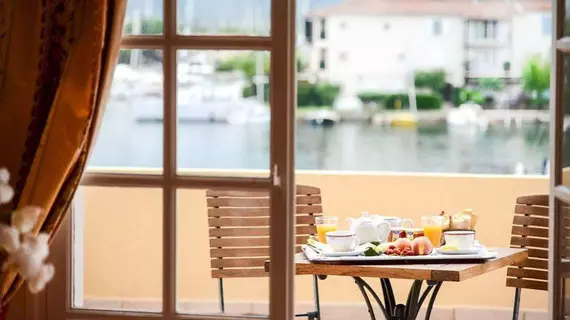 Hotel Giraglia | Provence - Alpes - Cote d'Azur - Var - Sainte-Maxime - Saint-Tropez (ve civarı) - Grimaud - Grimaud Limanı