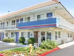 Motel 6 Lancaster | Kaliforniya - Los Angeles County - Lancaster (ve civarı)