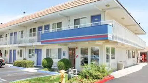 Motel 6 Lancaster | Kaliforniya - Los Angeles County - Lancaster (ve civarı)