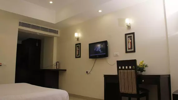 Hotel Softel Plaza | Uttarkand - Dehra Dun Bölgesi - Dehradun