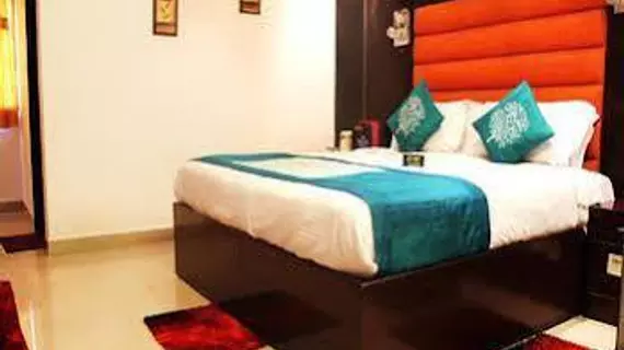 OYO Premium Near Fortis Faridabad | Batı Delhi - Ulusal Eyalet Başkenti Delhi - Delhi (ve civarı) - Faridabad