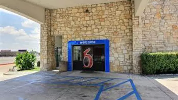 Motel 6 Austin CentralSouth/Univ of TX | Teksas - Austin (ve civarı) - Austin - North Loop