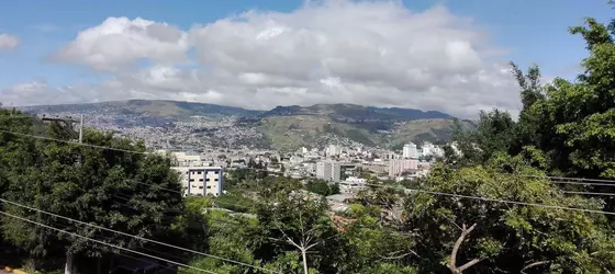 President House by Casa del Viajero | Francisco Morazan (bölge) - Tegucigalpa