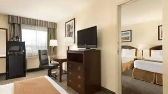 Travelodge Edmonton South | Alberta - Edmonton (ve civarı) - Edmonton - Güneydoğu Edmonton