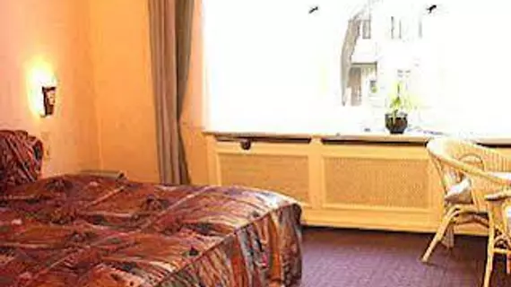 Hotel Pension Savoy near Kurfürstendamm | Berlin (ve civarı) - Tempelhof-Schoeneberg - Diplomatic Quarter - Batı Berlin Merkezi