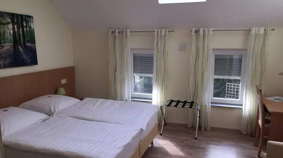 Pension im Wirtshaus Himberg | Kuzey Ren-Westfalia - Bonn (ve civarı) - Bad Honnef