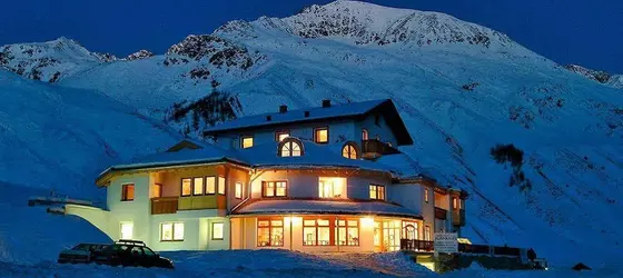 Hotel Alpenjuwel | Trentino-Alto Adige - Güney Tirol (il) - Curon Venosta