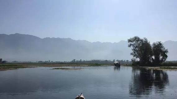 Houseboat Lily of Nageen | Cammu ve Keşmir - Srinagar (ve civarı) - Gulmarg - Nagīn Bāgh