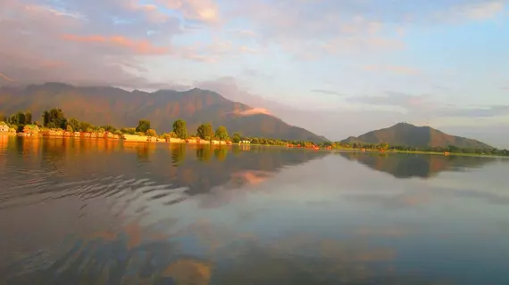 Wangnoo Houseboats | Cammu ve Keşmir - Srinagar (ve civarı) - Gulmarg - Nagīn Bāgh