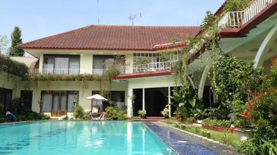 The Garden Family Guest House | West Java - Ciawi