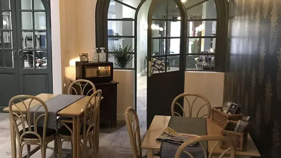 Hôtel Azur | Provence - Alpes - Cote d'Azur - Bouches-du-Rhone (bölge) - Marseille (ve civarı) - Marsilya - Thiers