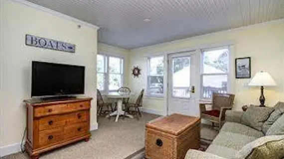 Captain's Cottage Suites | Michigan - Muskegon (ve civarı) - Grand Haven