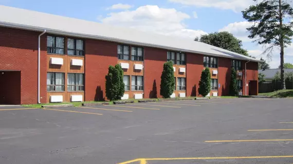 Red Pine Inn & Conference Centre | Ontario - Barrie - Orillia (ve civarı) - New Tecumseth