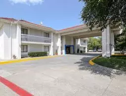 Motel 6 Dallas - Addison