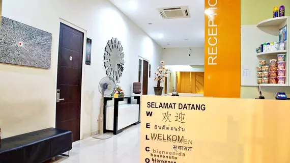 RedDoorz near Plaza Marina | Doğu Cava - Surabaya