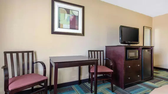 Quality Inn and Suites Arnold St Louis | Missouri - St. Louis (ve civarı) - Arnold