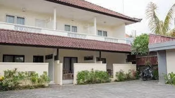 RedDoorz Plus near Batubelig Beach | Bali - Badung - Seminyak - Batubelig