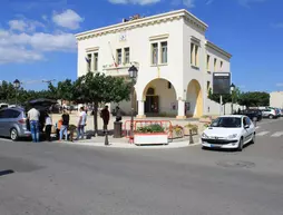 Le Castelet | Provence - Alpes - Cote d'Azur - Bouches-du-Rhone (bölge) - Arles (ve civarı) - Saintes-Maries-de-la-Mer