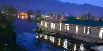 Peacock Houseboats