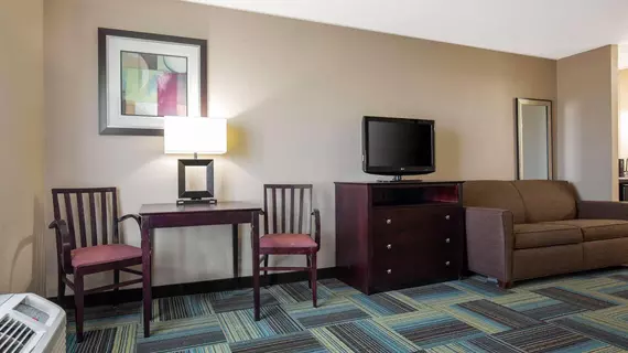 Quality Inn and Suites Arnold St Louis | Missouri - St. Louis (ve civarı) - Arnold