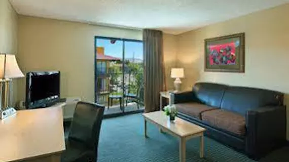 Oxford Inn & Suites Lancaster | Kaliforniya - Los Angeles County - Lancaster (ve civarı)