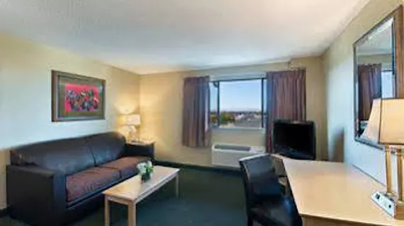 Oxford Inn & Suites Lancaster | Kaliforniya - Los Angeles County - Lancaster (ve civarı)