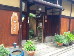 Toshiharu Ryokan | Kyoto (idari bölge) - Ukyo Bölgesi - Kyoto (ve civarı) - Kyoto - Central Kyoto