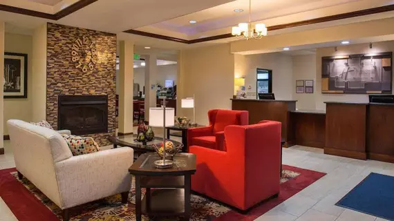 Holiday Inn Express & Suites Pittsburg | Kansas - Pittsburg (ve civarı) - Pittsburg