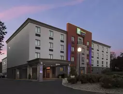 Holiday Inn Express Saugus Logan Airport | Massachusetts - Saugus