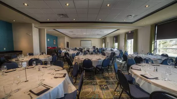 Holiday Inn Express & Suites Spruce Grove | Alberta - Edmonton (ve civarı) - Spruce Grove