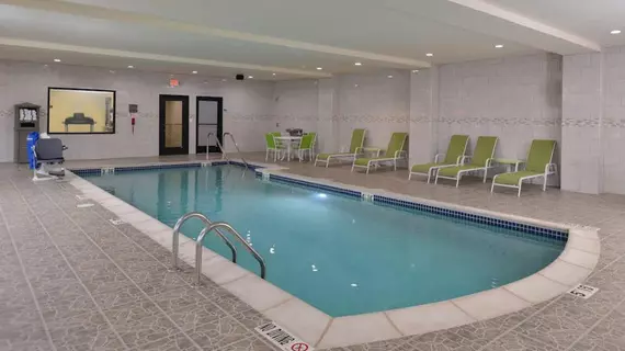 HOLIDAY INN EXPRESS & SUITES DEARBORN SW - DETROIT AREA | Michigan - Detroit (ve civarı) - Dearborn