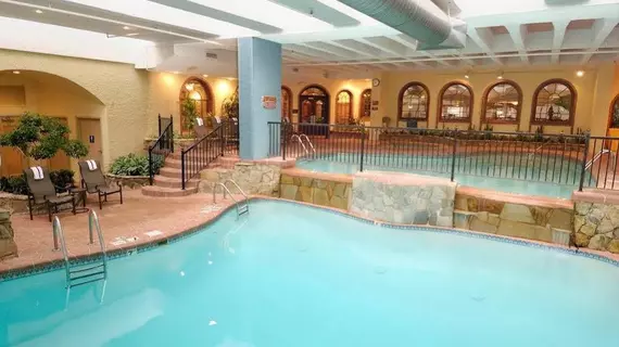 Embassy Suites Kansas City Plaza | Missouri - Kansas City (ve civarı) - Kansas - Westport