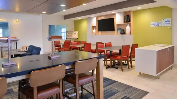 Holiday Inn Express Hotel and Suites Stevens Point | Wisconsin - Stevens Point (ve civarı) - Stevens Point