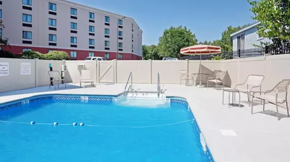 Holiday Inn Express Saugus Logan Airport | Massachusetts - Saugus