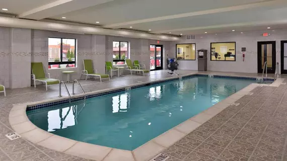 HOLIDAY INN EXPRESS & SUITES DEARBORN SW - DETROIT AREA | Michigan - Detroit (ve civarı) - Dearborn