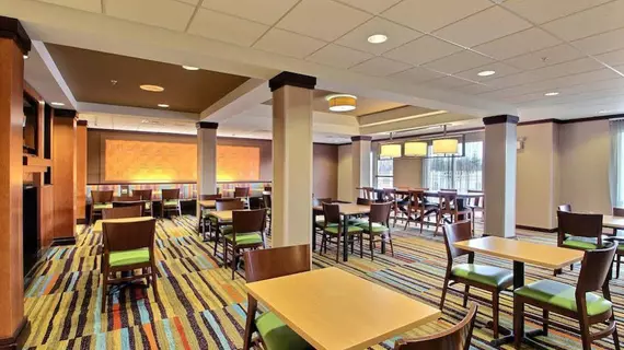 Fairfield Inn & Suites by Marriott Milwaukee Airport | Wisconsin - Milwaukee (ve civarı) - Oak Creek