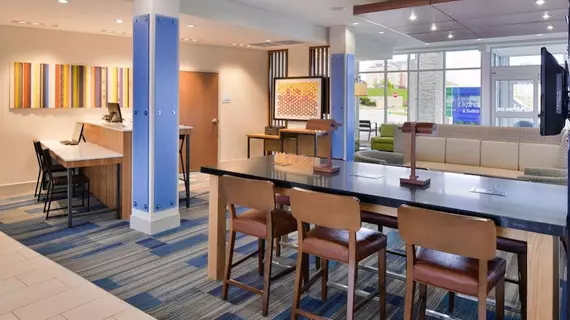 HOLIDAY INN EXPRESS & SUITES MADISON | Wisconsin - Madison (ve civarı) - Madison