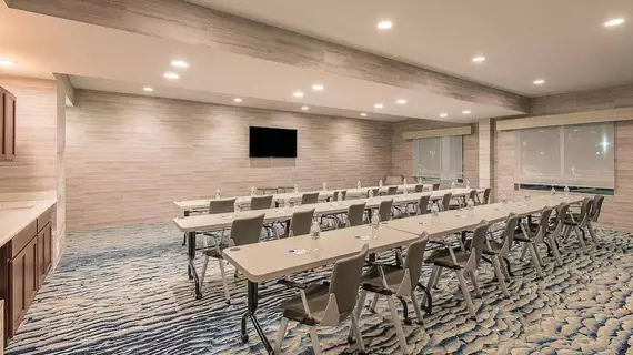 Holiday Inn Express & Suites Norwood-Boston Area | Massachusetts - Norwood