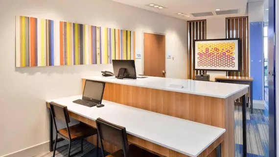 HOLIDAY INN EXPRESS & SUITES MADISON | Wisconsin - Madison (ve civarı) - Madison