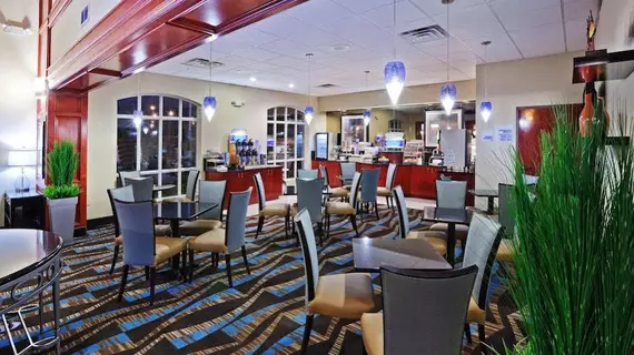 Holiday Inn Express Hotel & Suites Oklahoma City - Penn Square | Oklahoma - Oklahoma City (ve civarı) - Oklahoma