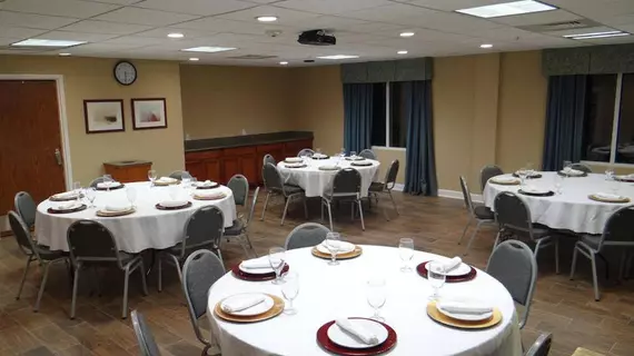 Holiday Inn Express Hotel & Suites Salisbury - Delmar | Maryland - Salisbury (ve civarı) - Delmar