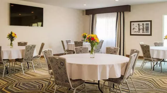 Holiday Inn Express Le Claire Riverfront-Davenport | Iowa - Quad Cities (ve civarı) - Le Claire