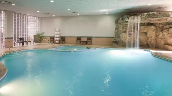 Embassy Suites Detroit - Livonia/Novi | Michigan - Detroit (ve civarı) - Livonia