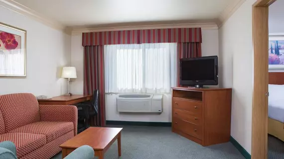 Holiday Inn Express Hotels & Suites Burlington | Washington - Vernon Dağı (ve civarı) - Burlington