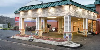 GuestHouse Inn and Suites Williamstown - Marietta