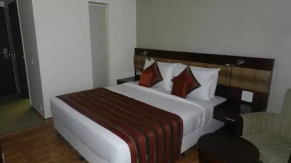 Tavisha Hotel | Batı Delhi - Ulusal Eyalet Başkenti Delhi - Delhi (ve civarı) - Yeni Delhi - New Friends Colony alışveriş bölgesi