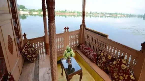 Houseboat Lily of Nageen | Cammu ve Keşmir - Srinagar (ve civarı) - Gulmarg - Nagīn Bāgh