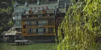 Fenghuang Happy Hotel